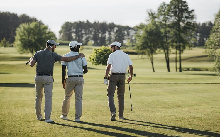 mężczyźni na polu golfowym
